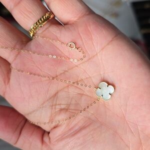 18K Yellow Gold White Mother of Pearl Clover necklace